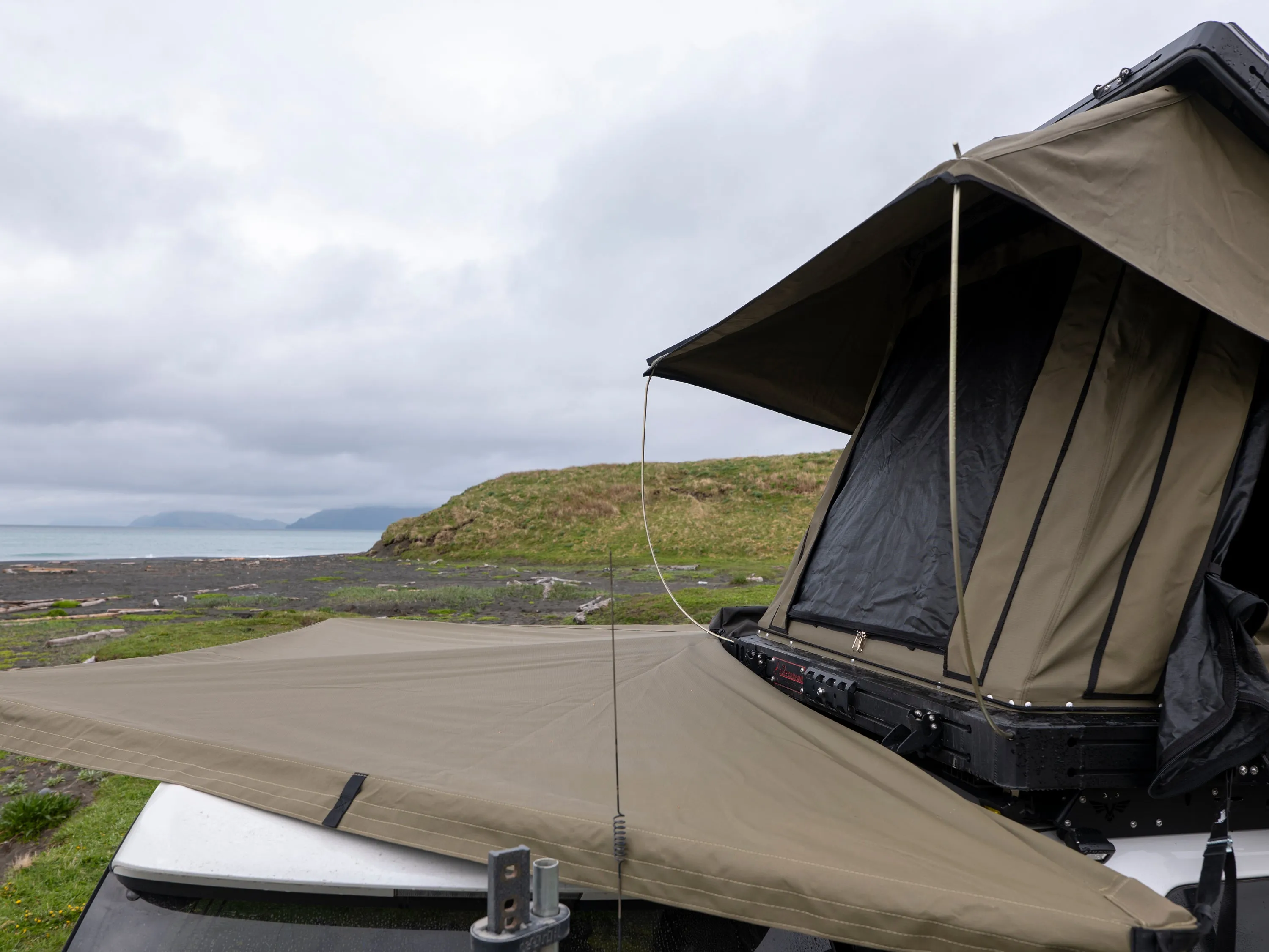 Bush Company DX27 Clamshell Roof Top Tent